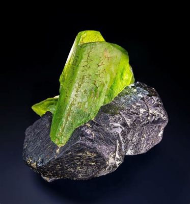  Ores! Discovering the Intriguing World of Olivine and its Industrial Applications